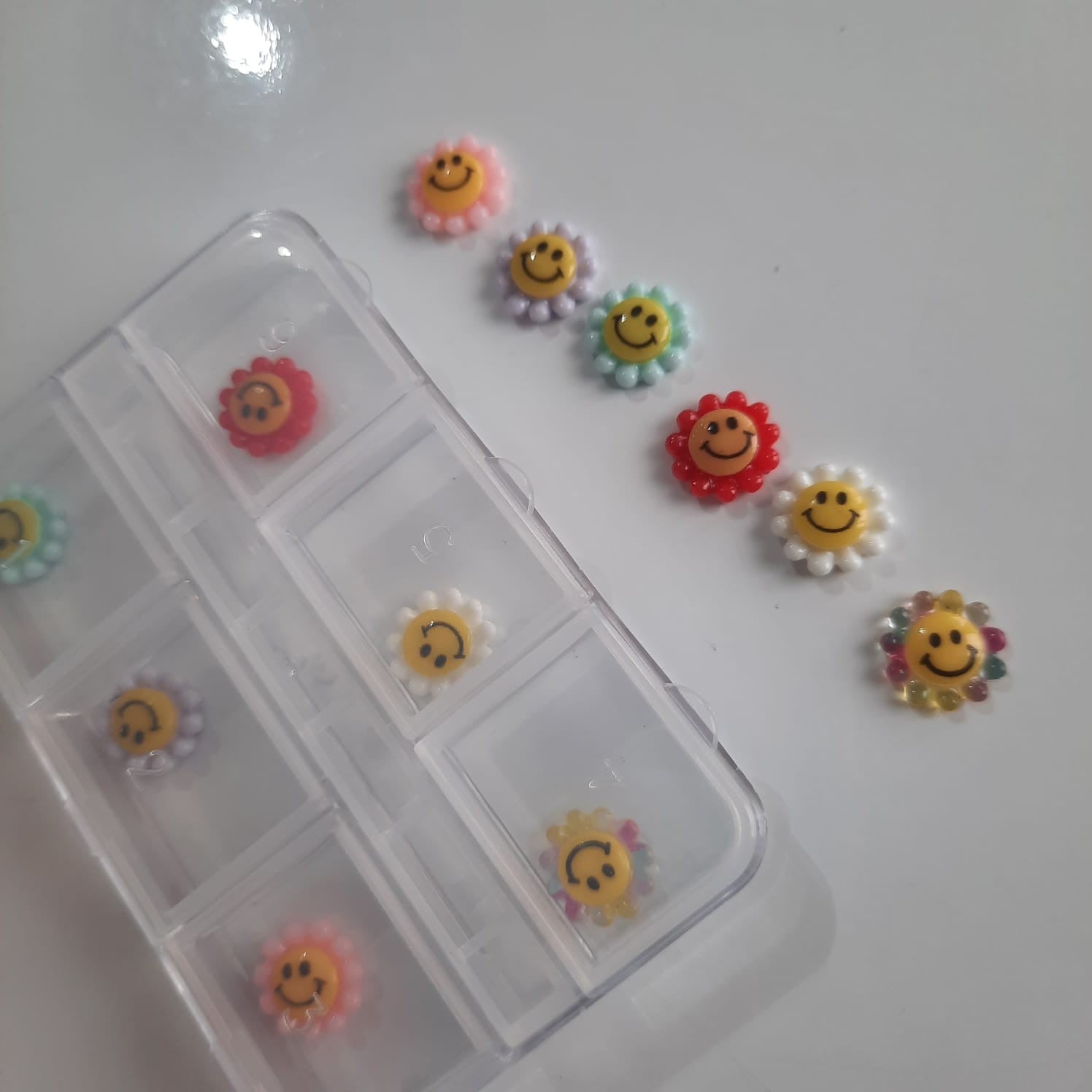 Caja de figuras 3d flores con carita