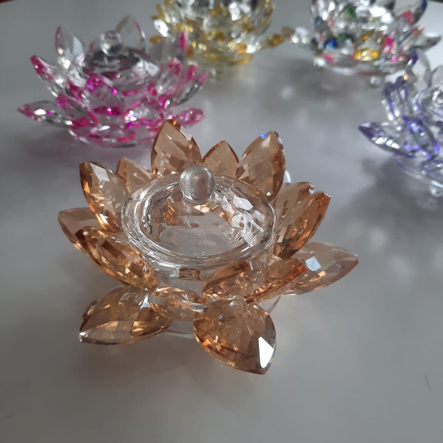Dappen flor de loto dorado con tapa
