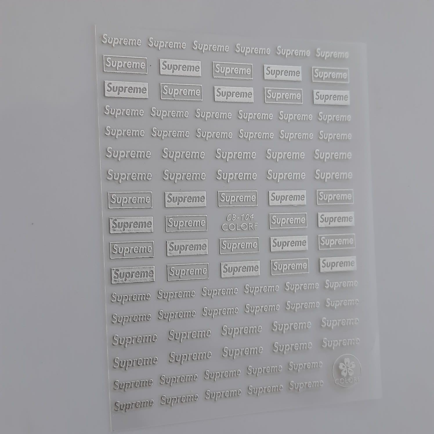 Sticker supreme plateado